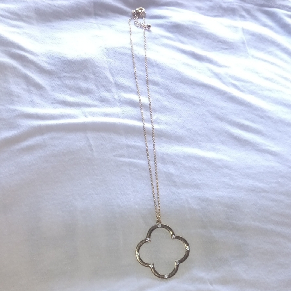 Elegant Gold Tone Clover Pendant Necklace 10 Inch